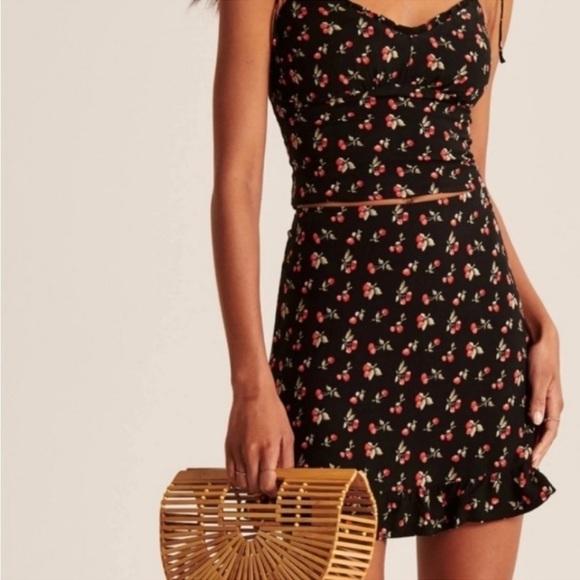 NWT Abercrombie&Fitch Cherry print Mini Skirt Small Black - Picture 2 of 4